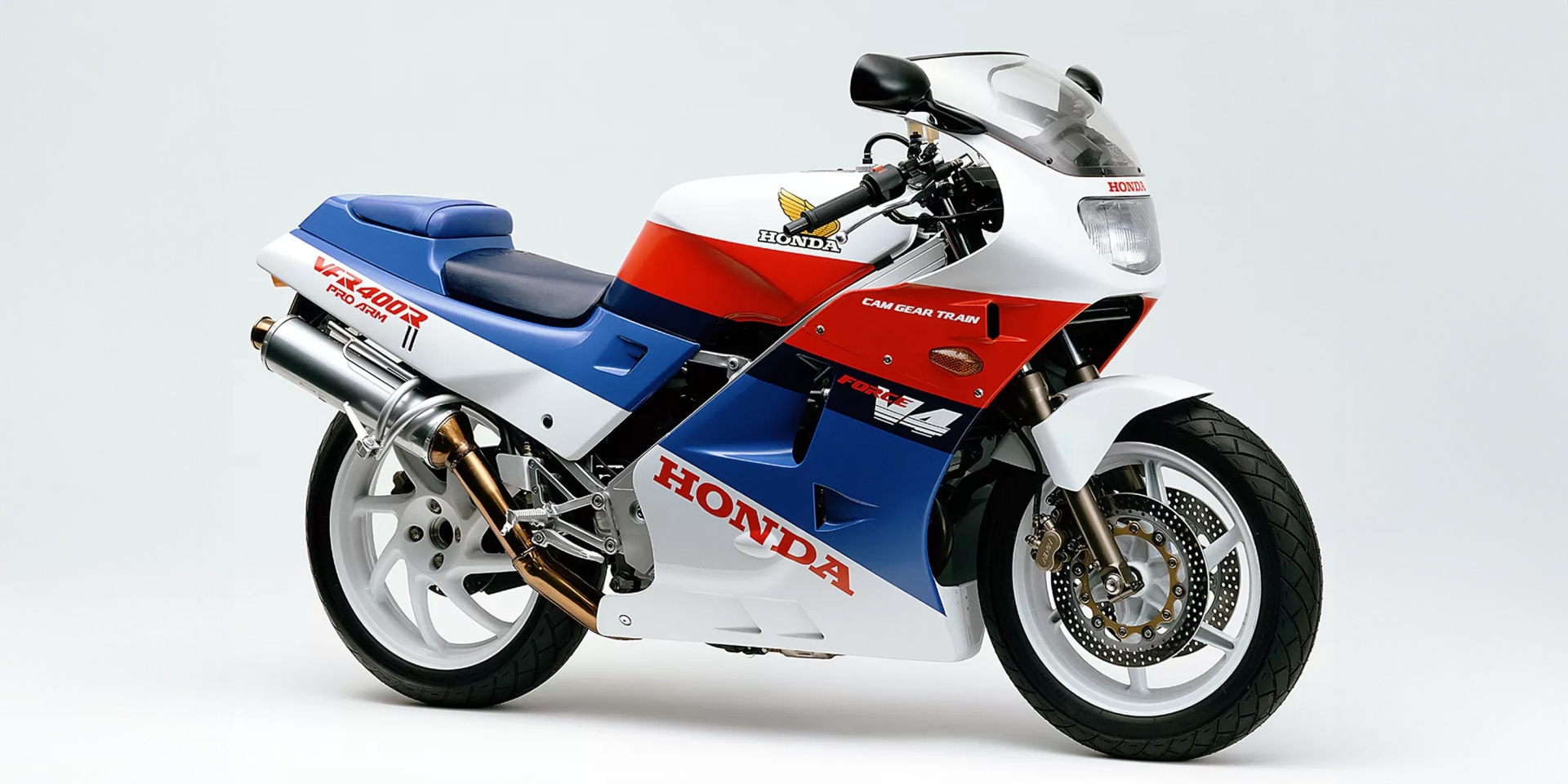 怪騎物語。Honda VFR400R：經典單搖臂、400c.c. V型四缸的黃牌跑車神作！