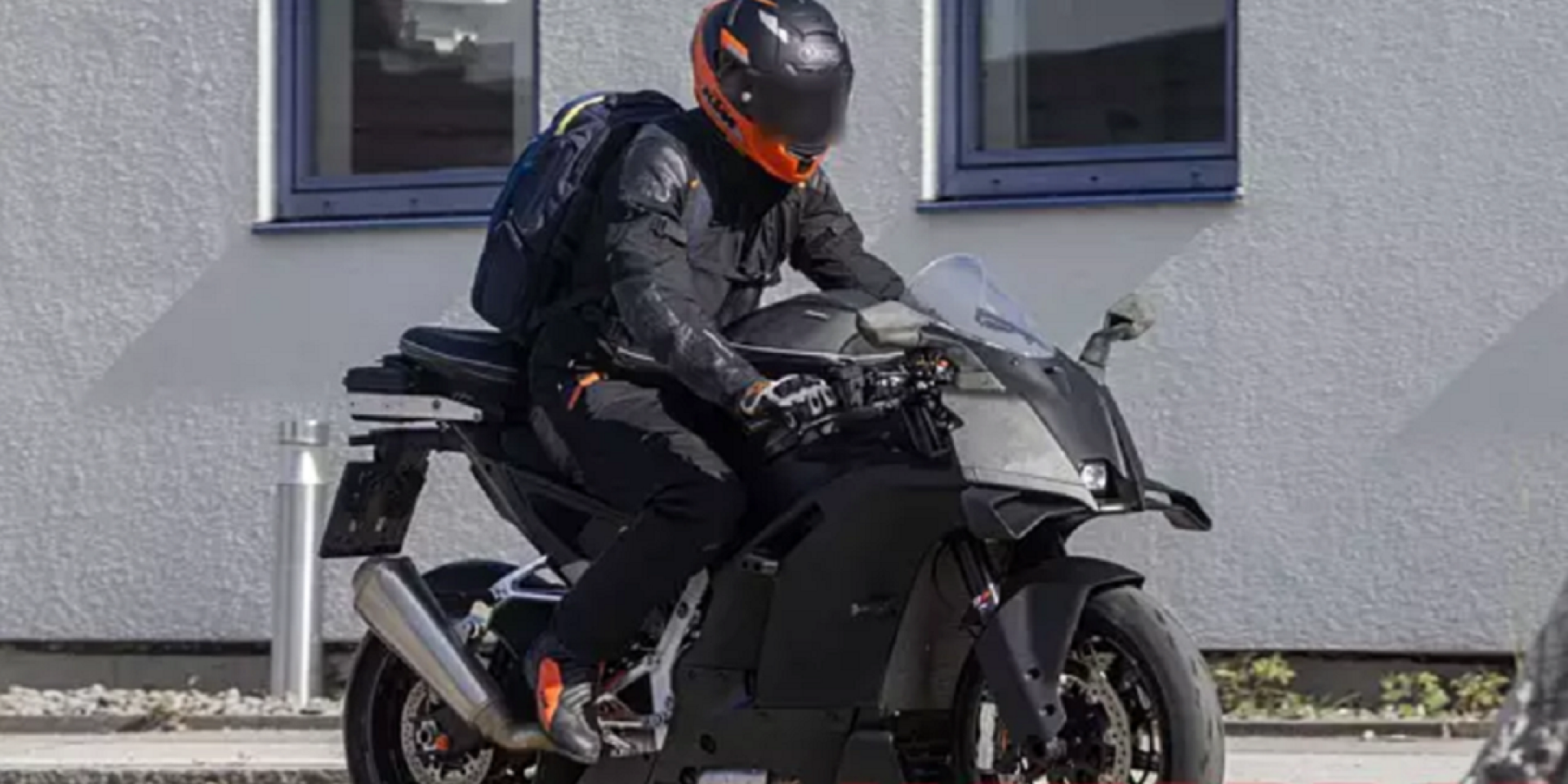 大改款390 Duke剛來，兩款新車型有望明年登場！KTM 990 RC R、990 SMT 測試車間諜照曝光