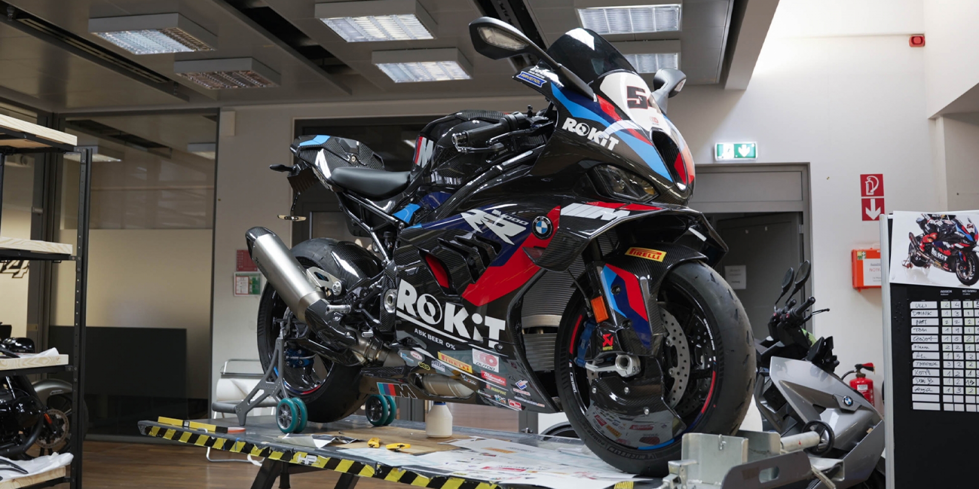 BMW獻禮！Toprak Razgatlioglu 奪冠紀念版 M1000 RR 限量 54 台登場