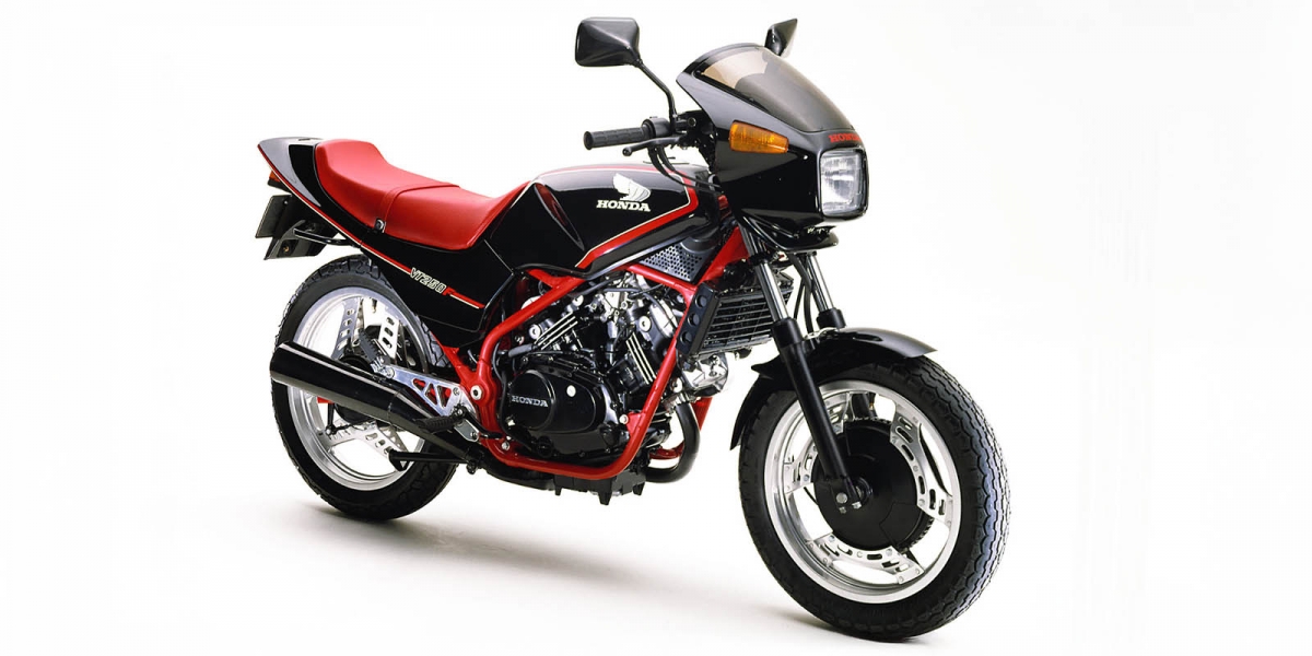 怪騎物語。Honda VT250F：35匹萬轉V型雙缸、內藏式碟煞、雙搖籃車架的經典名駒！