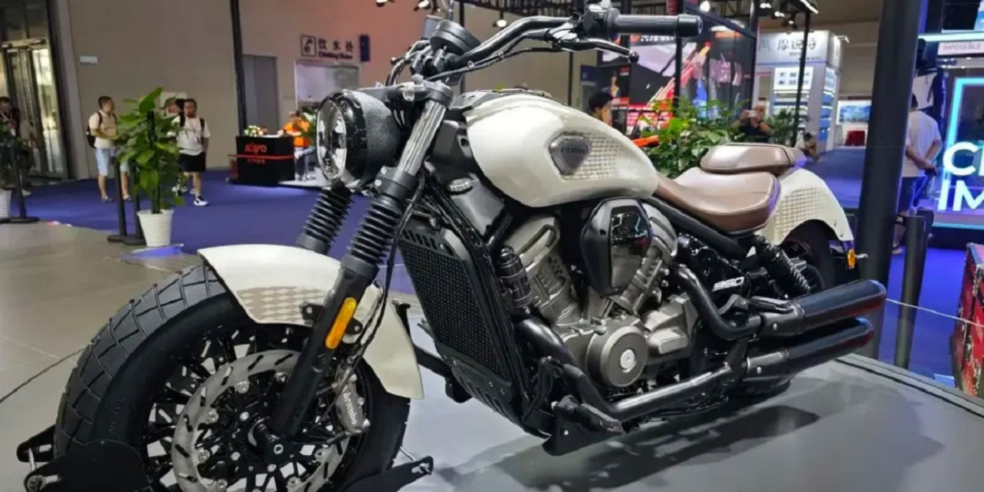 搭載V4引擎的Bobber！中國奔達摩托Dark Flag 950正式發表