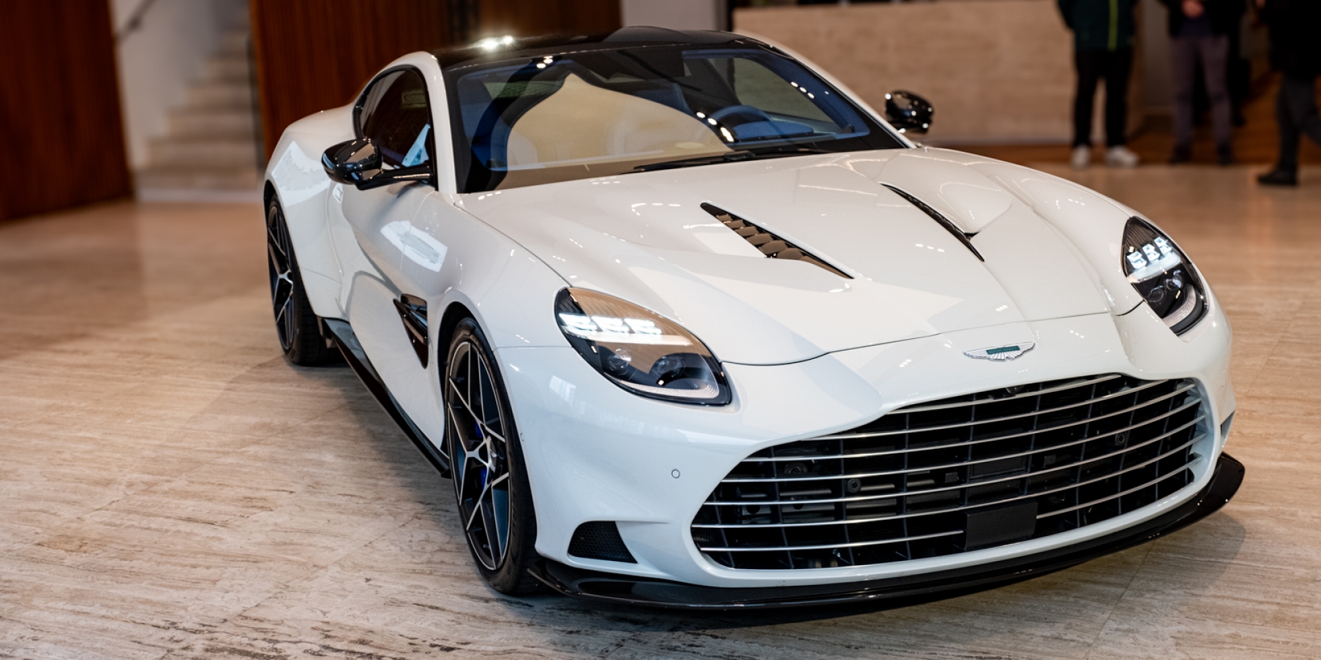 V12引擎，巔峰再臨！全新 Aston Martin Vanquish 王者回歸，重新定義跑車典範