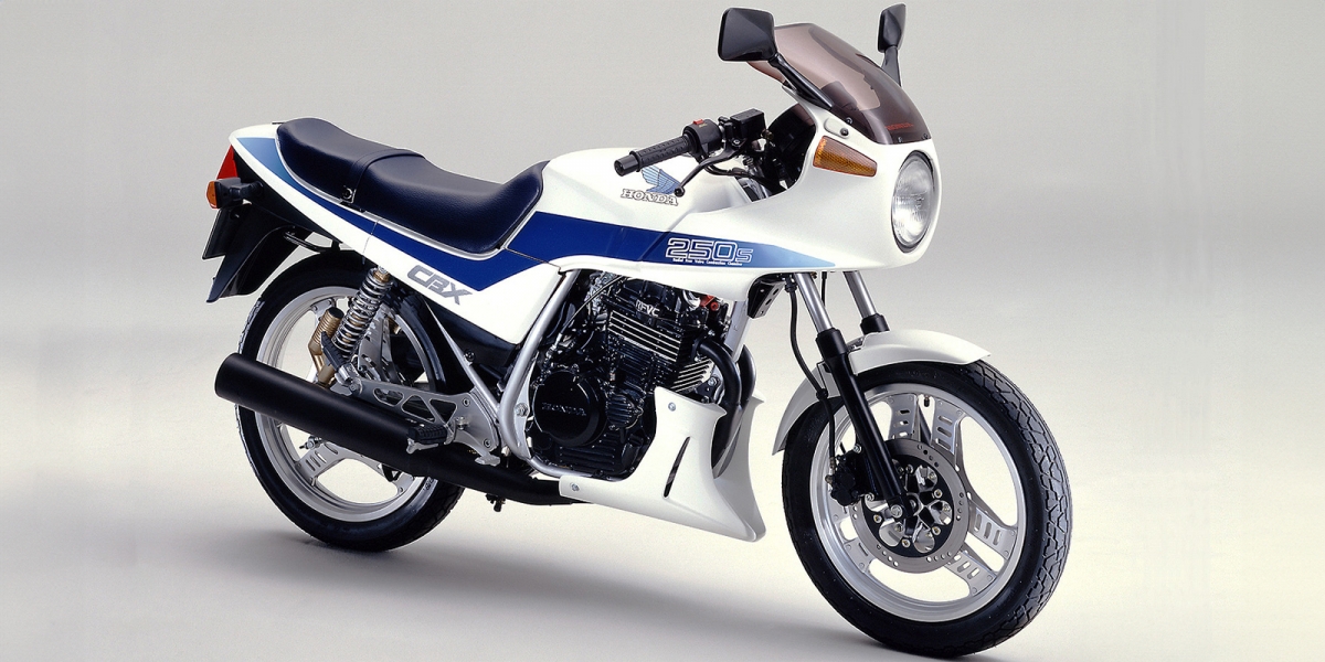 怪騎物語。圓燈子彈頭、28匹250c.c.單缸、115公斤車重！Honda CBX250S