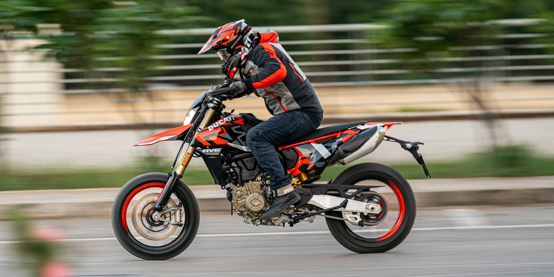 [情報] 地表最強單缸引擎上身！Ducati Hypermota