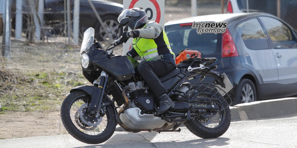 47匹雙缸、倒叉/多連桿單槍避震、19/17吋輪框！Royal Enfield Himalayan 650 測試間諜照曝光