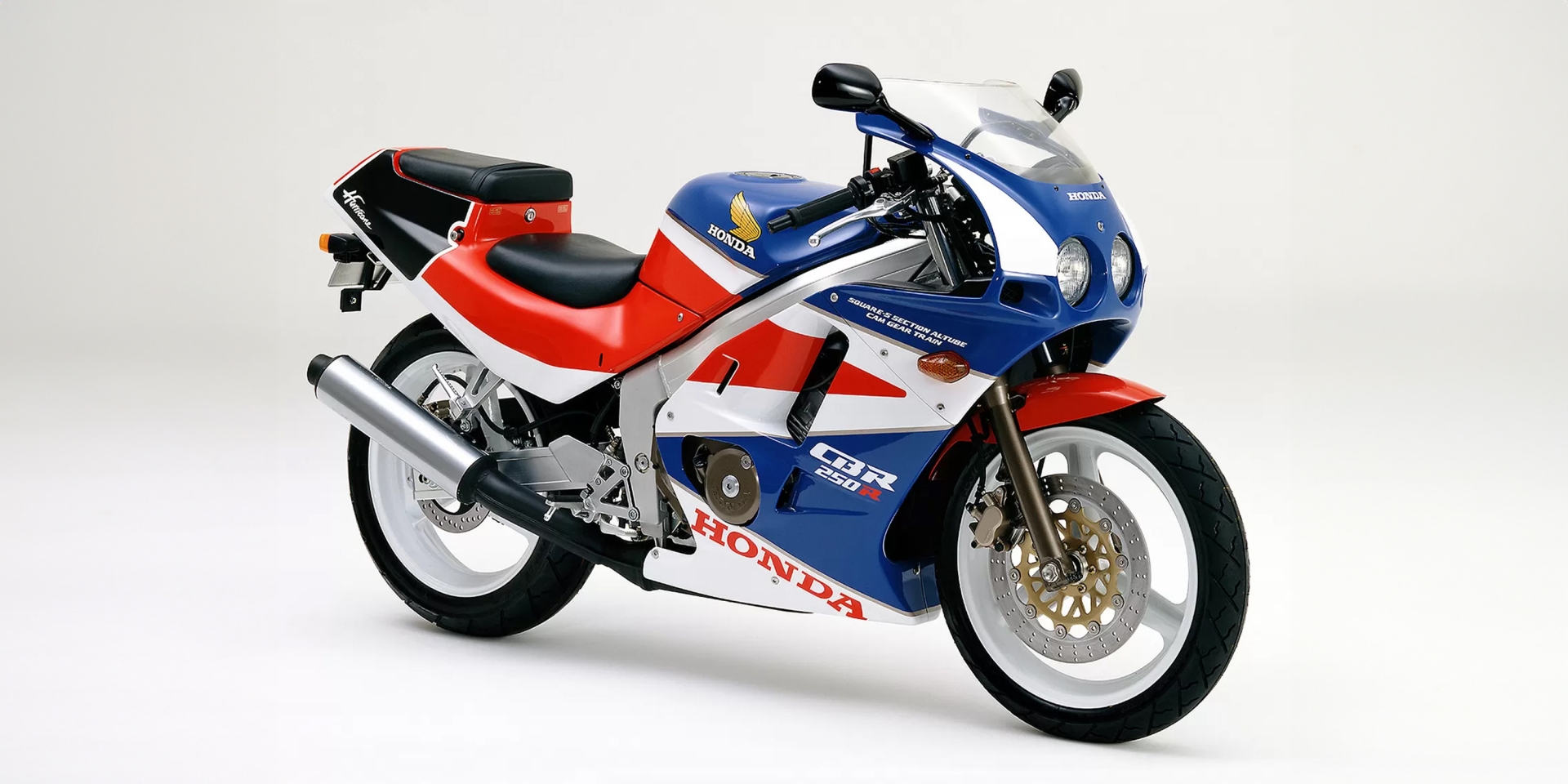 怪騎物語。高轉速魅影，征服80年代仿賽戰場的「Honda CBR250R」！