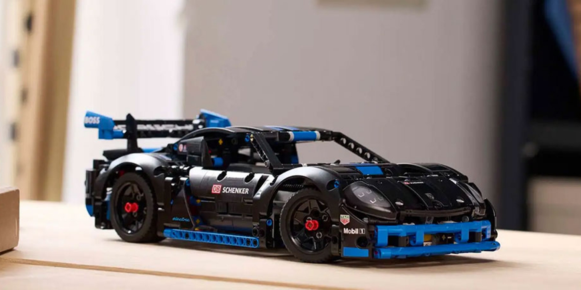 LEGO Technic Porsche GT4 e-Performance 電動賽車：遙控超跑化身積木模型！