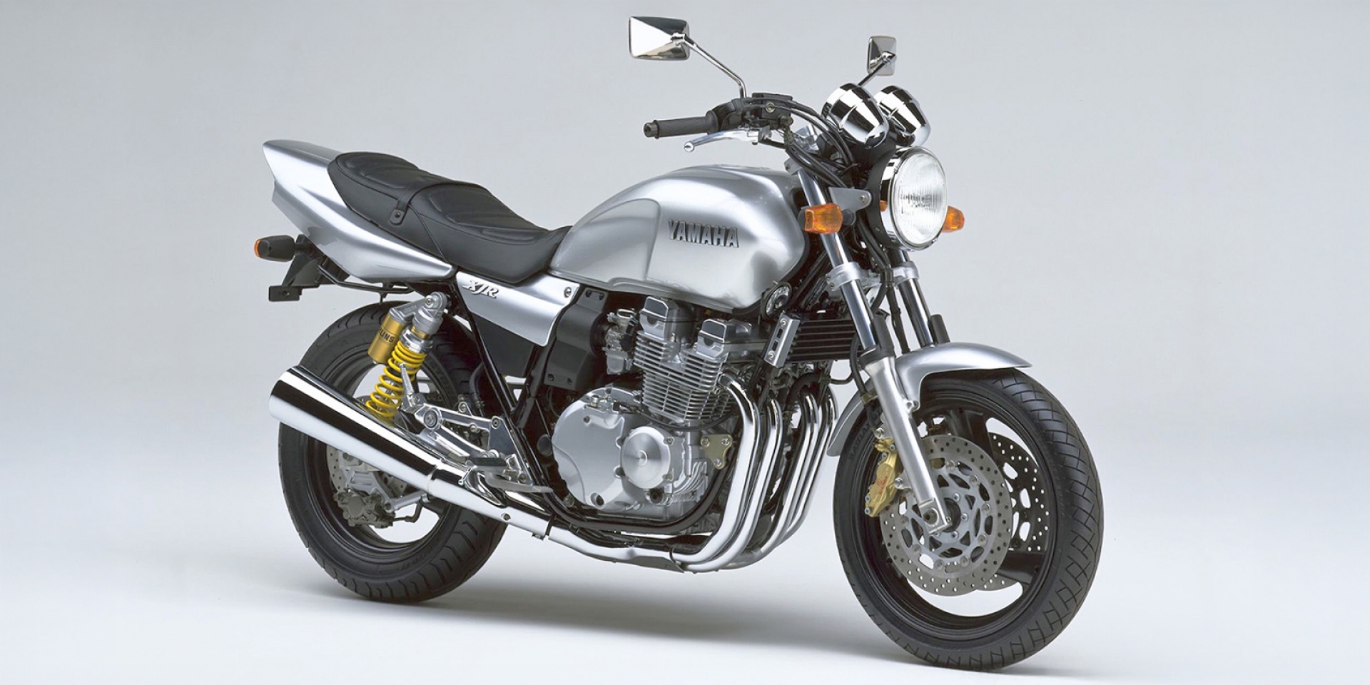 怪騎物語。Yamaha XJR400：53匹DOHC氣冷四缸、雙搖籃車架的圓燈典範之作！