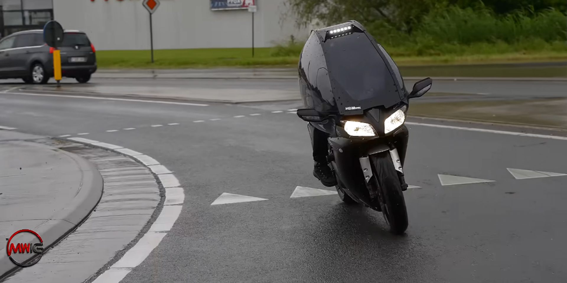 雨天騎車的夢幻逸品？比利時 Youtuber 打造「透明機車防雨罩」！