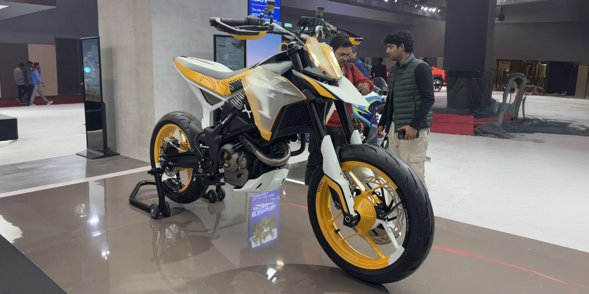 300c.c.新引擎、35匹馬力、143公斤！TVS RTS X Supermoto 滑胎概念車印度亮相