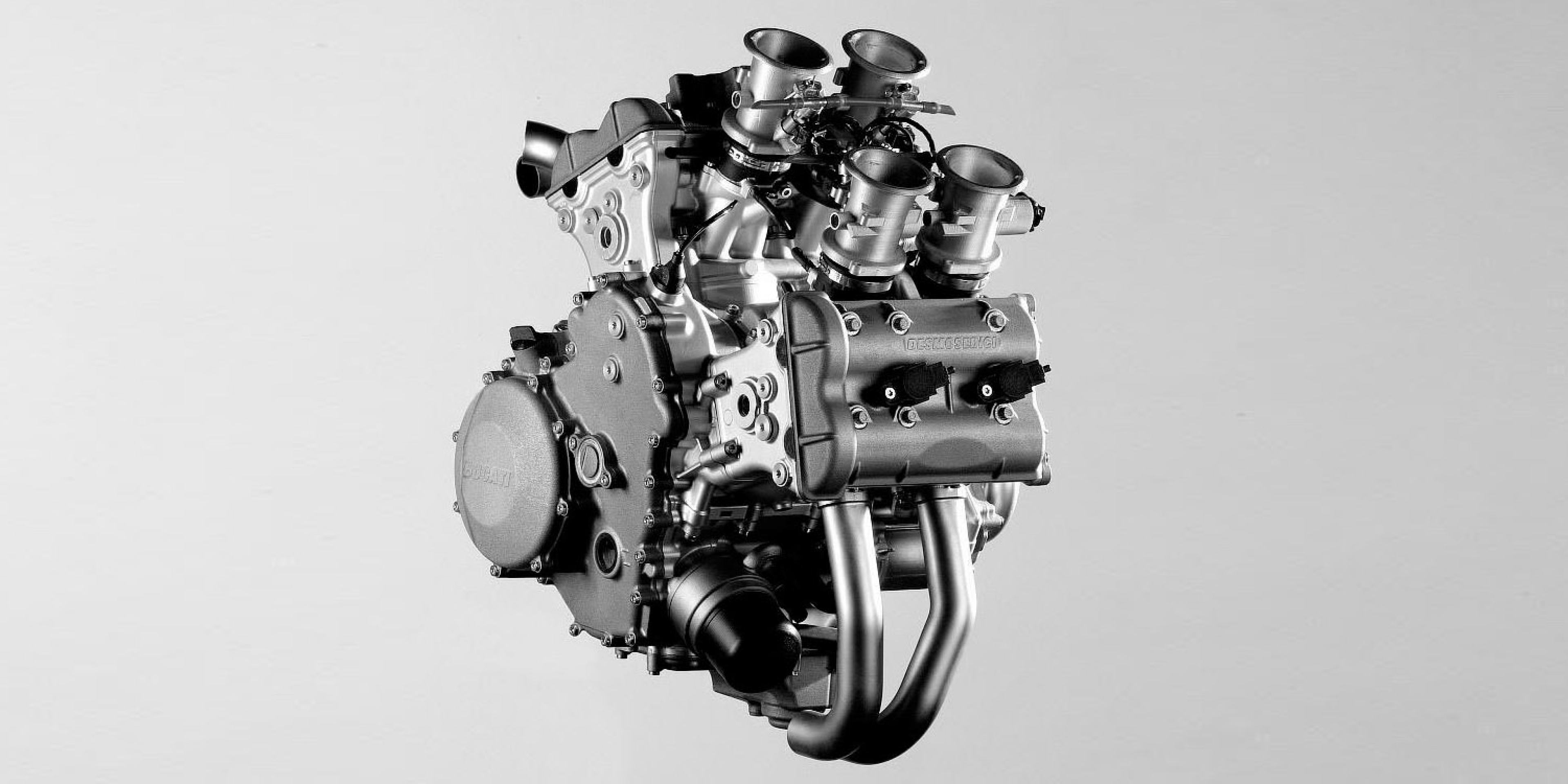 最近市场上还有一个传闻,说ducati 的四缸引擎会有两种排气量,不过