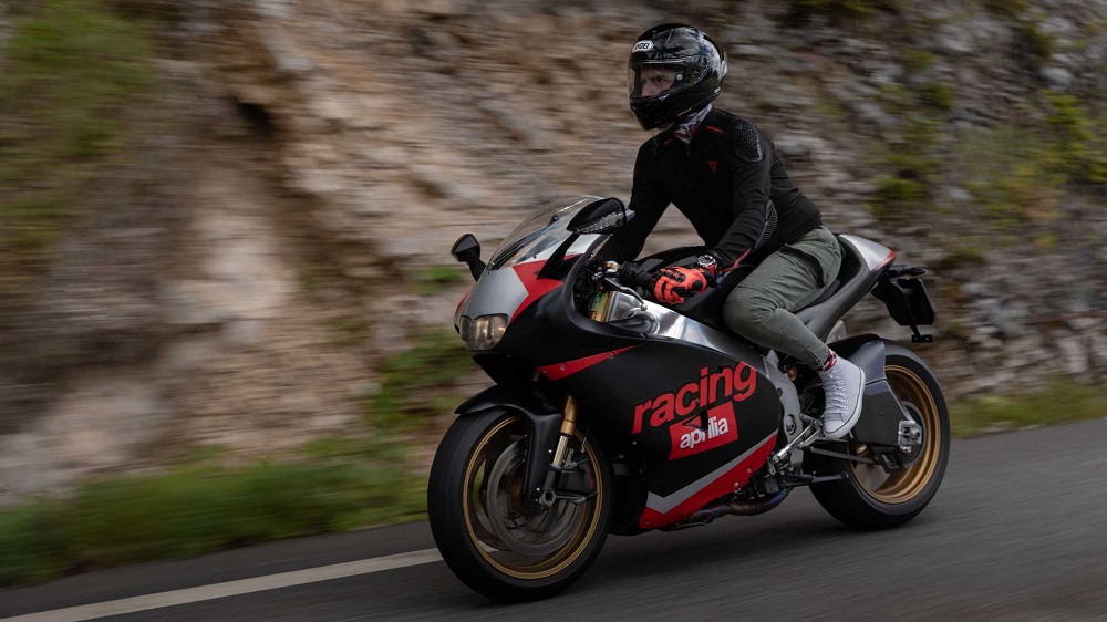 復古造型與現代引擎的結合 法國部落客le Week End De Course將aprilia Rsv4換上rs250造型 Supermoto8