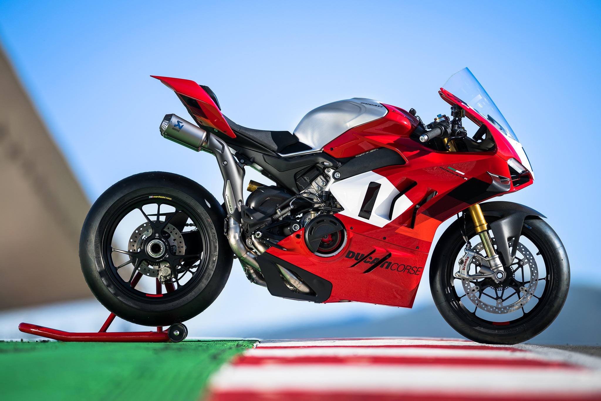 娘子，快出來見上帝！2023年全新DUCATI Panigale V4 R用240匹馬力帶你飛！ SUPERMOTO8