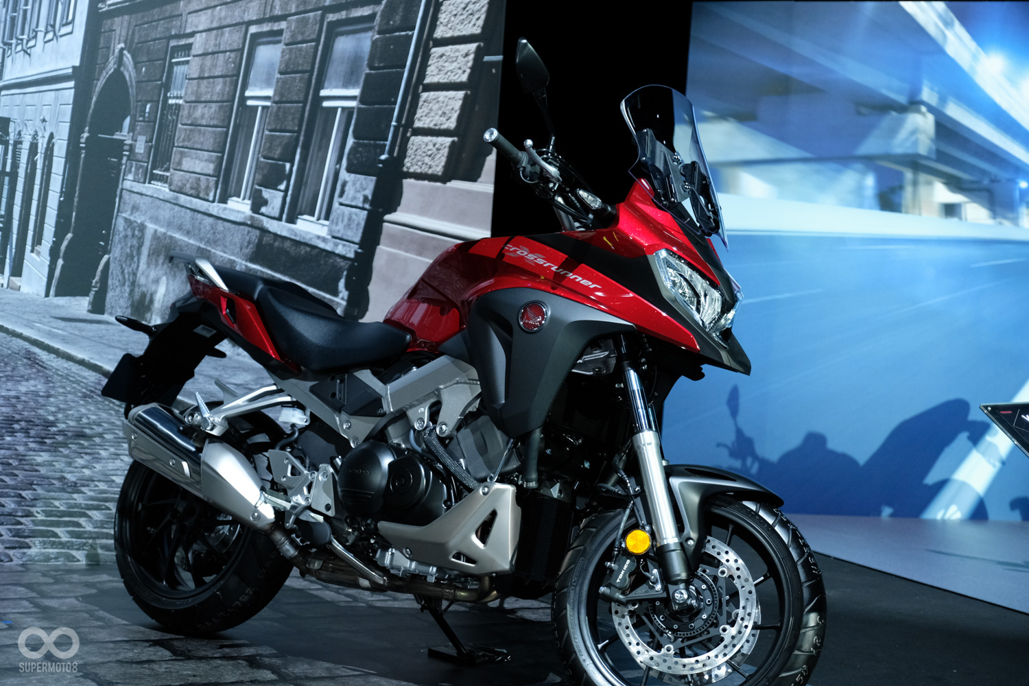 17 Honda Motorcycle品牌展演 Cbr1000rr X Adv Vfr800 Cb1100 Cb650f五車系九機種正式登場 Supermoto8