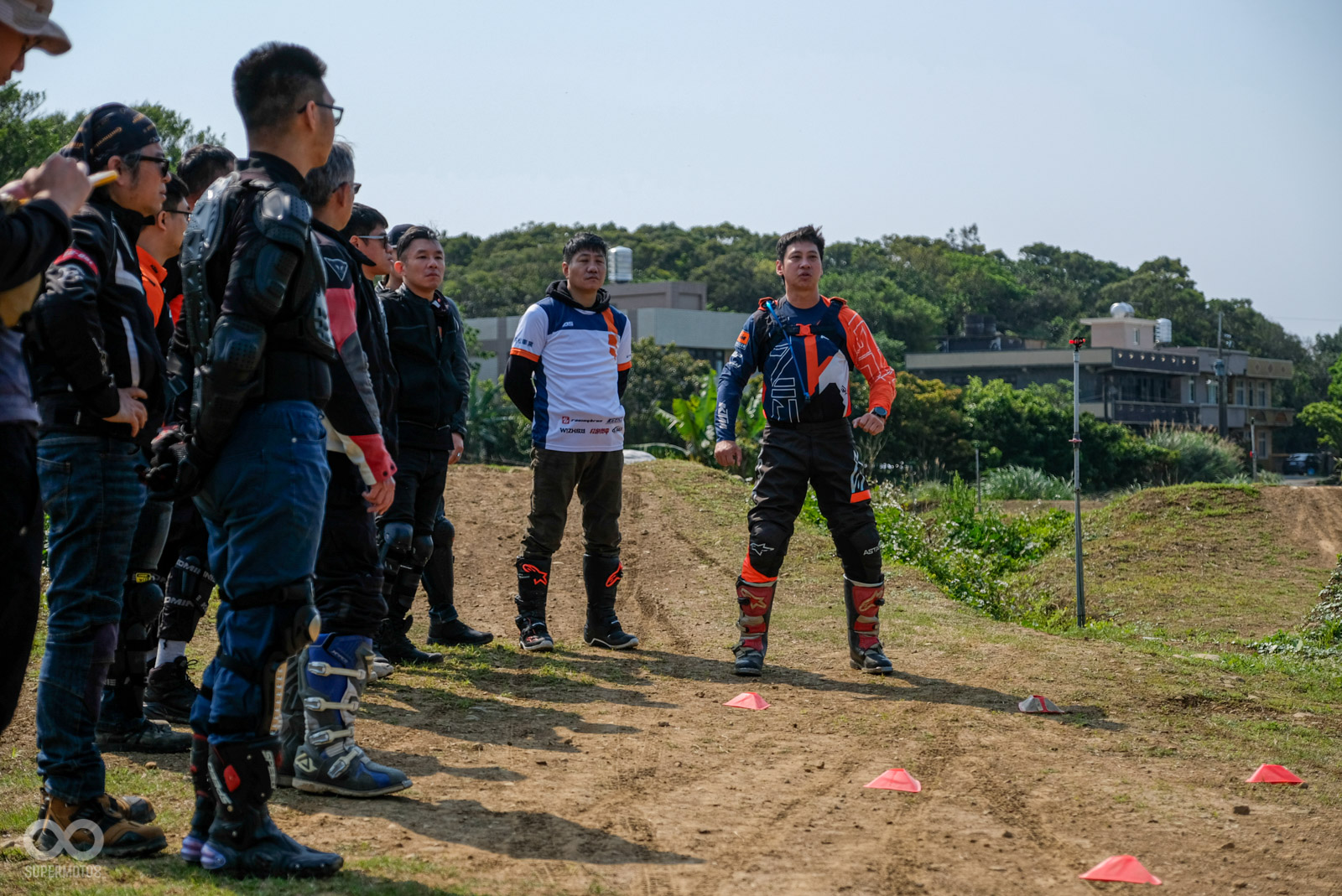 KTM RIDERS ACADEMY 越野訓練「銀質」課程！跨越30cm倒木、飛越土丘 扎實課程讓你成為ADV高手 | SUPERMOTO8