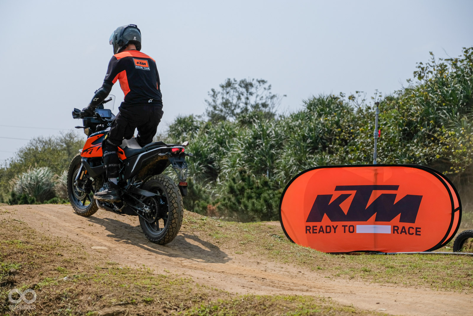 KTM RIDERS ACADEMY 越野訓練「銀質」課程！跨越30cm倒木、飛越土丘 扎實課程讓你成為ADV高手 | SUPERMOTO8