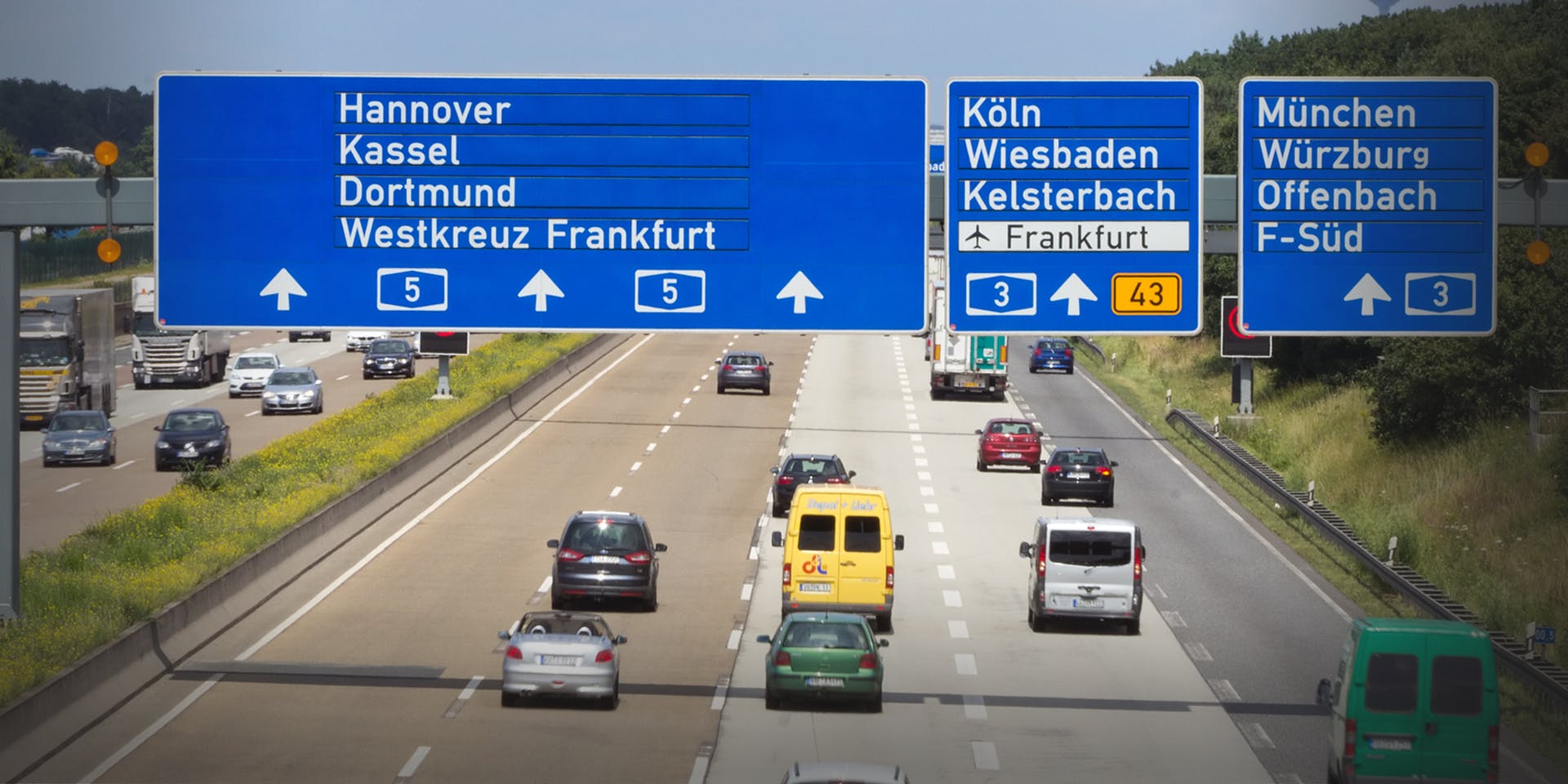 德國的Autobahn高速公路，傳統上並沒有速度限制，不過隨著車輛增張，在許多城鎮附近也開始有速限規定，不過仍有超過50%的路段是沒有強制速限